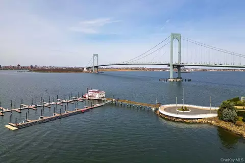 View/Area - 4 Point Cres, New York, NY 11357 photo 6 of 7