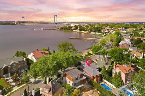 View/Area - 4 Point Cres, New York, NY 11357 photo 5 of 7