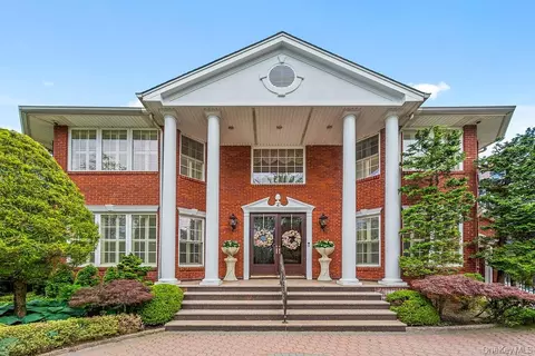 4 Point Cres, New York, NY 11357