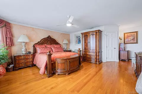 Bedroom - 4 Point Cres, New York, NY 11357 photo 1 of 4