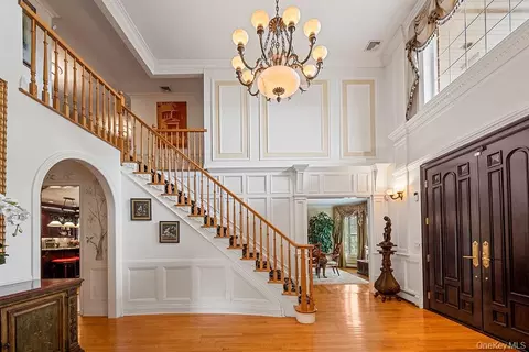 Entry Way - 4 Point Cres, New York, NY 11357 photo 2 of 4
