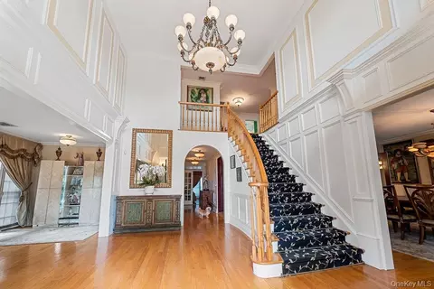 Entry Way - 4 Point Cres, New York, NY 11357 photo 1 of 4