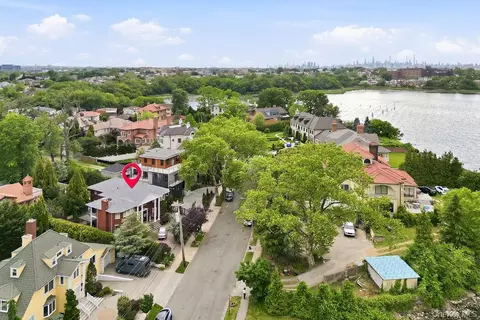 View/Area - 4 Point Cres, New York, NY 11357 photo 3 of 7