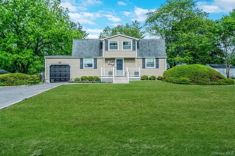 43 College Dr, Stony Brook, NY 11790