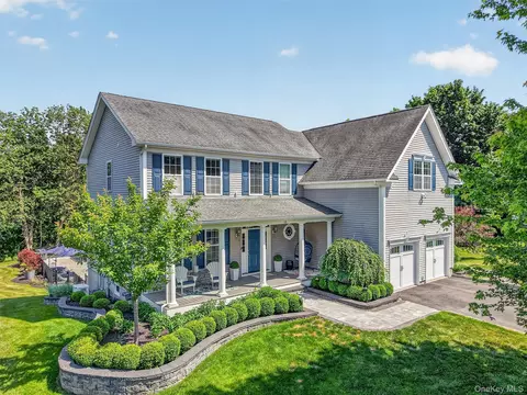 10 Sandlewood Cir, East Fishkill, NY 12533