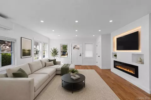 122-19 Lucas St, New York, NY 11413