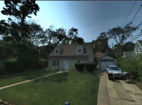 4 Clover Ln, North Hempstead, NY 11590