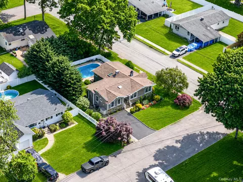 2 Pueblo Ct, Sayville, NY 11782