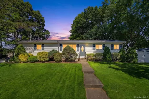 470 Ontario St, Ronkonkoma, NY 11779