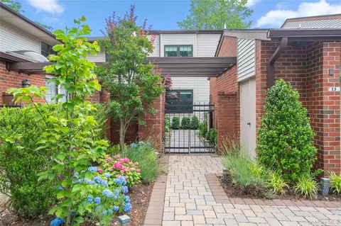 23 Estates Ter N, North Hempstead, NY 11030