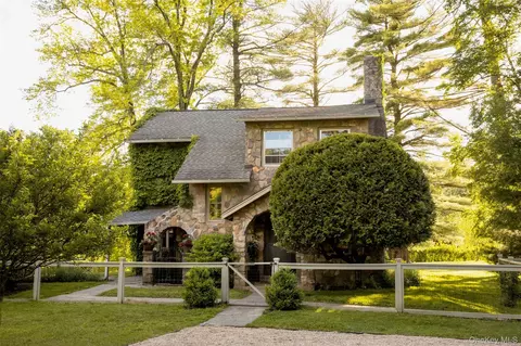 21-23 Library Ln, Woodstock, NY 12498