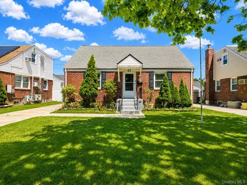43 Mcalester Ave, Hicksville, NY 11801