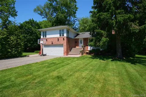 16 Cherrywood Ln, North Hempstead, NY 11050