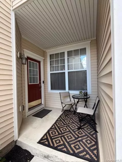 9 Cornwall Ln, Middletown, NY 10940