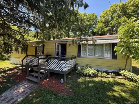 514 Mark Twain Dr, Walden, NY 12586