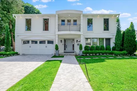 4 Poplar Ct, North Hempstead, NY 11024