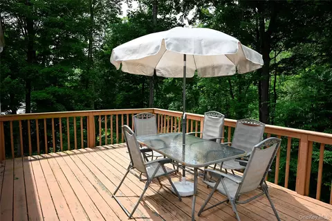 Exterior - 16 Greenridge Ct, Kent, NY 10512 photo 2 of 6