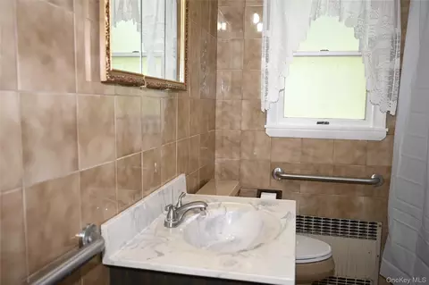 Bath - 16 Greenridge Ct, Kent, NY 10512 photo 1 of 2