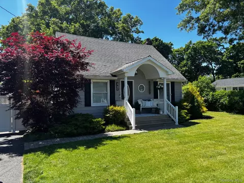 4 Pine St, Holtsville, NY 11742