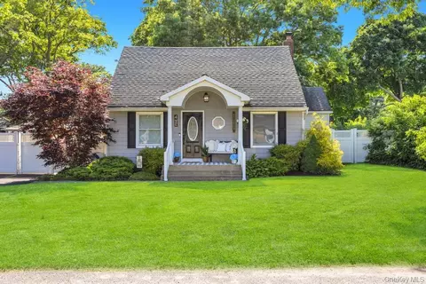 4 Pine St, Holtsville, NY 11742