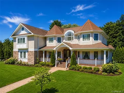 78 Swan Ct, North Hempstead, NY 11576
