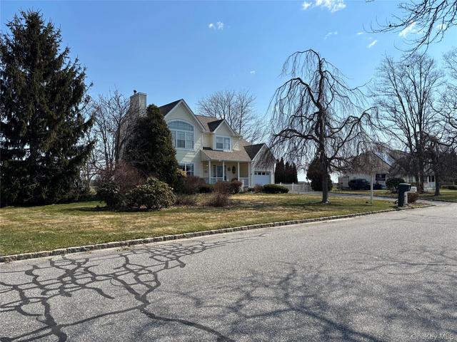 125 Northgate Cir, Baiting Hollow, NY 11933