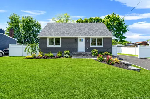 14 Reizen Ave, Centereach, NY 11720