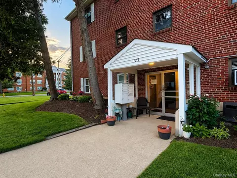 125 Park Ave #B1, Amityville, NY 11701