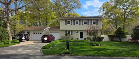 142 Riverside Ave, Mastic Beach, NY 11951