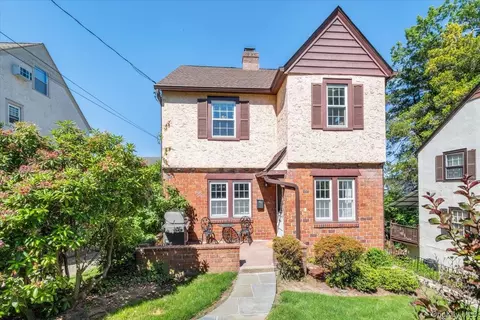 8 Interlaken Ave, New Rochelle, NY 10801