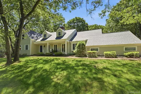 4 Waterview Ln, Setauket, NY 11733
