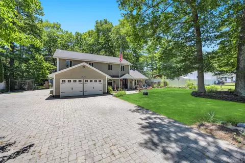 14 Russet Ln, Lake Grove, NY 11755