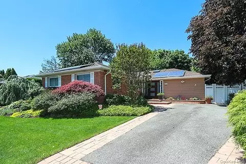 32 Randy Ln, Plainview, NY 11803