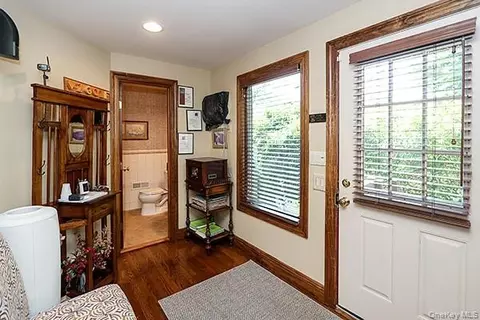 Entry Way - 32 Randy Ln, Plainview, NY 11803 photo 2 of 3
