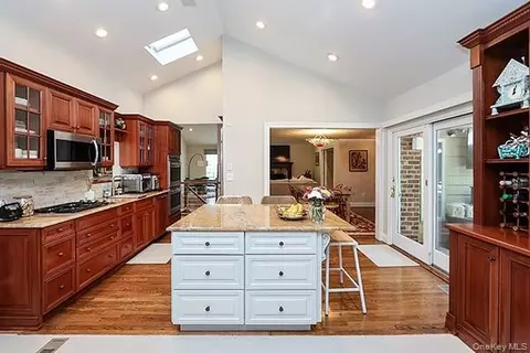Kitchen - 32 Randy Ln, Plainview, NY 11803 photo 2 of 3