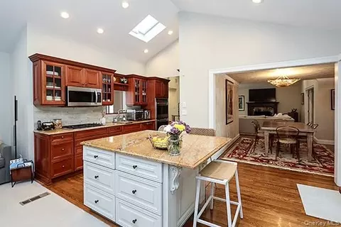 Kitchen - 32 Randy Ln, Plainview, NY 11803 photo 1 of 3