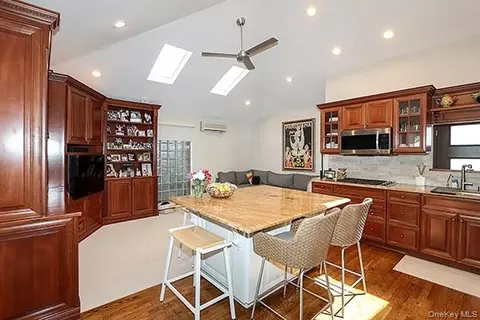 Kitchen - 32 Randy Ln, Plainview, NY 11803 photo 3 of 3