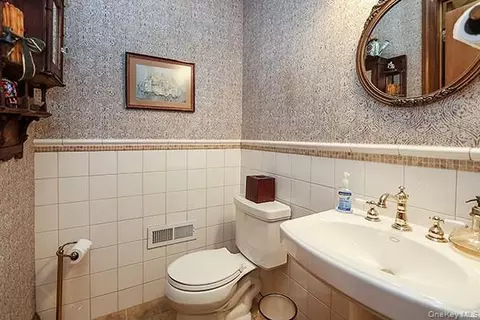 Bath - 32 Randy Ln, Plainview, NY 11803 photo 1 of 4