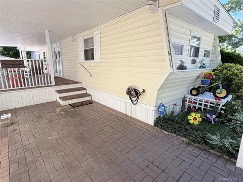 658 Sound Ave #E-10, Riverhead, NY 11933