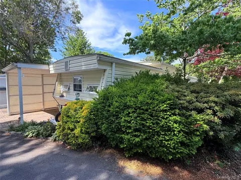 658 Sound Ave #E-10, Riverhead, NY 11933