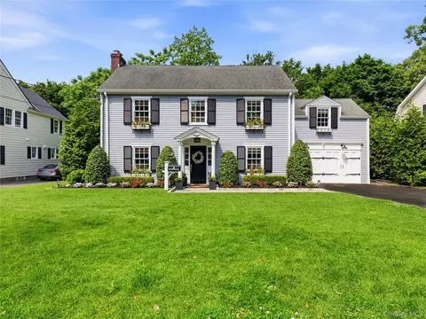 29 Hawthorne Pl, North Hempstead, NY 11030