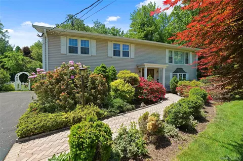 2 Rochambeau Dr, Greenburgh, NY 10530