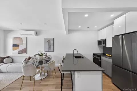 31-65 14th St #2R, Astoria, NY 11106