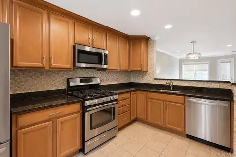 Kitchen - 323 Waterside Close, Peekskill, NY 10566 photo 2 of 3
