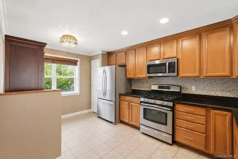 Kitchen - 323 Waterside Close, Peekskill, NY 10566 photo 3 of 3
