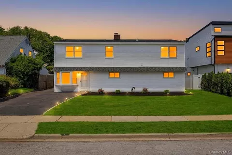 7 Sunrise Ln, Levittown, NY 11756