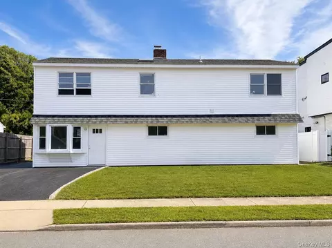 7 Sunrise Ln, Levittown, NY 11756