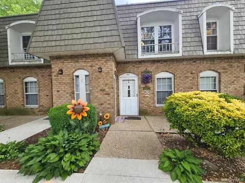655 Middle Country Rd #2H2, Brookhaven, NY 11727