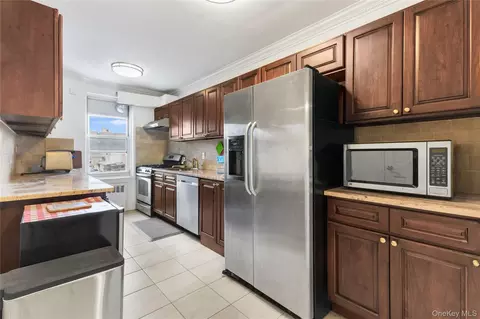 64-11 99th St #3O4, New York, NY 11374