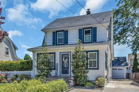 638 6th Ave, New Hyde Park, NY 11040